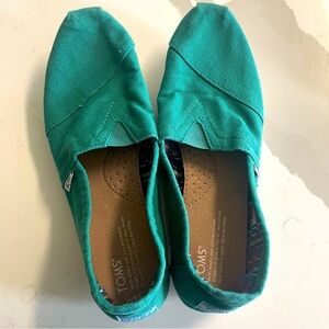 Toms size 9.5 euc green  slip on comfort casual fit easy on